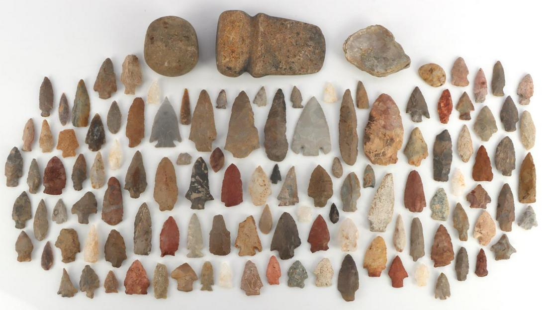 115 NATIVE AMERICAN ARROWHEADS & GROOVED AXED LOT: Lot of 115 Native American artifacts including arrowheads, fossilized oyster shell, hammering rock, and grooved axe. Arrowheads include stemmed, notched, lanceolate, bifurcated, and more. Arrowhead si