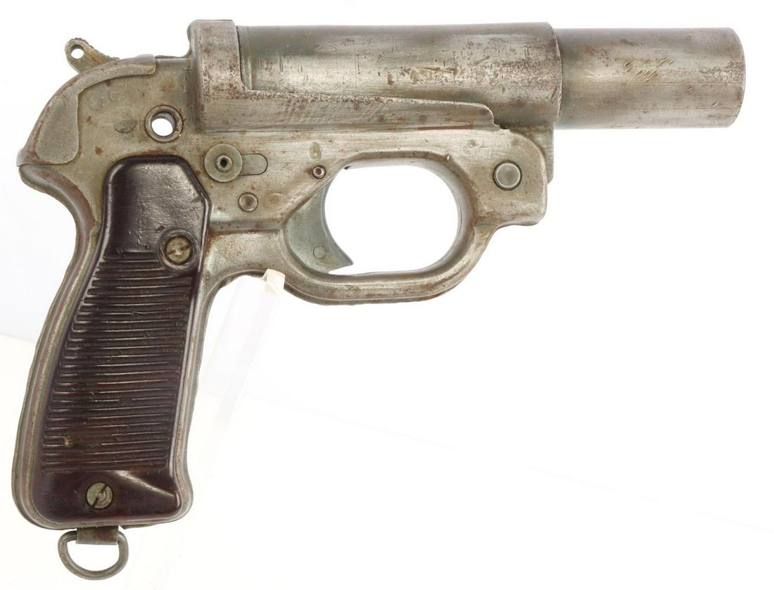 WWII GERMAN LEUCHTPISTOLE 26.6 GERMAN FLARE GUN: Serrated Bakelite grip plates. Smooth solid trigger and serrated hammer. Left side of frame barrel tip up button. Numbered WA 270561. Very good condition.