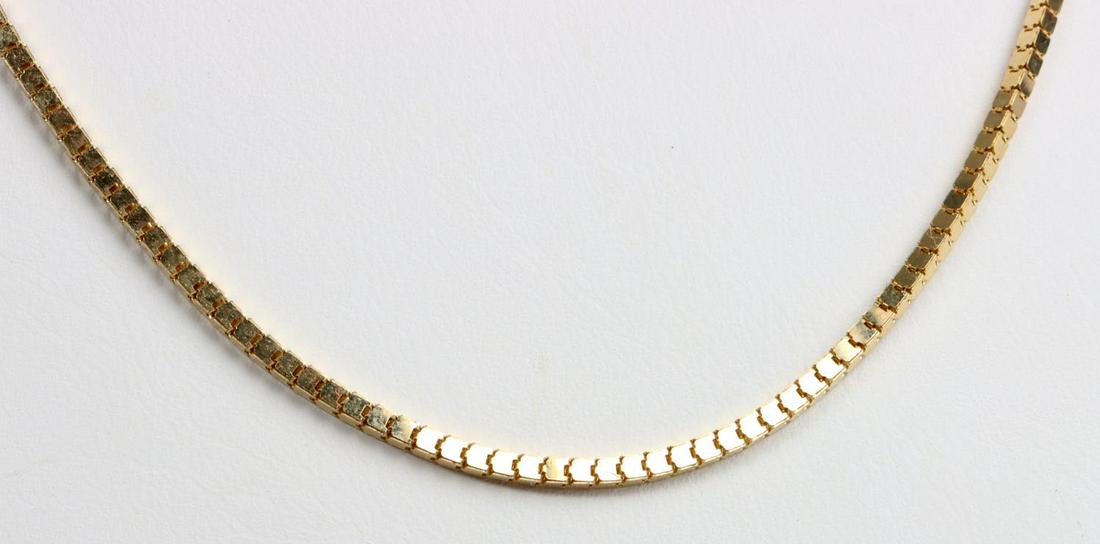 10K YELLOW GOLD SQUARED SNAKE CHAIN NECKLACE: Stamped "10K" on chain. Total weight 3.5 grams. In very good condition without damage. This lot has a reserve.