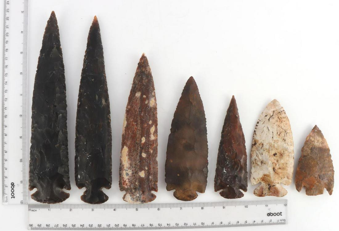 7 MODERN NATIVE AMERICAN SPEAR ARROW HEAD LOT: 7 Native American modern made arrow and spear heads. Longest is 9 inches and the shortest is 3 1/2 inches. Very good condition.
