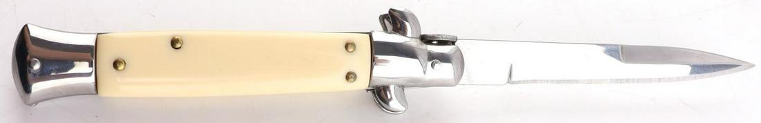 ITALY MADE AKC SWITCHBLADE AUTOMATIC KNIFE: Blade measuring 3 3/4 inches long. Total length7 7/8 inches long. In good condition.