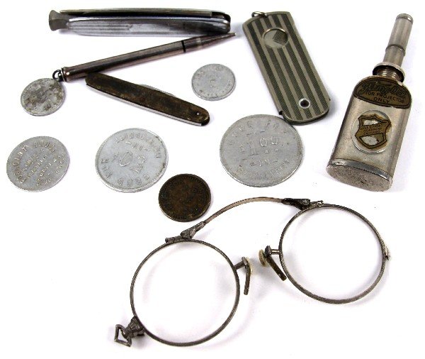 ANTIQUE LOT STERLING PENCIL KNIVES TOKENS MORE: General antique lot consisting of a sterling propeller pencil, 3.5 inches, spectacles, 1 pipe knife, cheroot knife, pocket pin knife, oil can and a lot of 6 mercantile tokens from Streeter and Courten