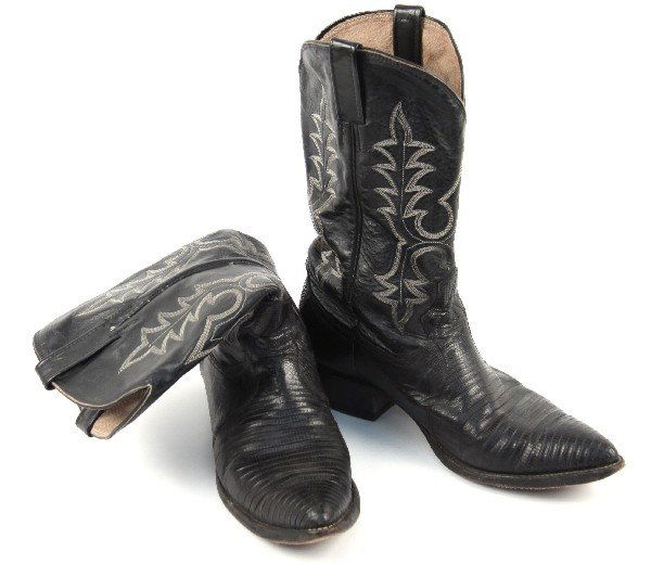 LUCCHESE MENS LIZARD SKIN BLACK BOOTS IN SIZE 11: Light to medium wear. Skin and leather in very good condition. Sole and heel in good condition with minor wear. Nice pair of boots in size 11.
