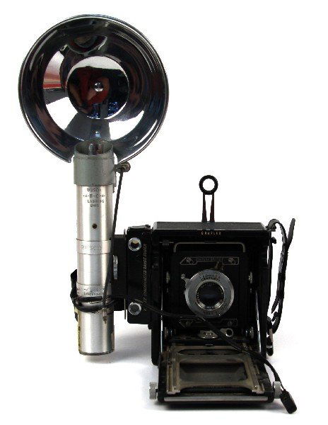 GRAPHIC GRAFLEX RANGEFINDER CAMERA & FLASH UNIT: Graphic Graflex rangefinder camera with Kalart flash unit. Not tested, needs cleaning. Overall in good condition.