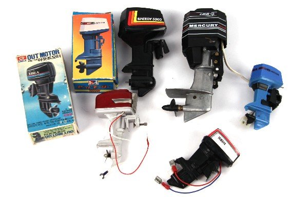 ASSORTMENT OF TOY OUTBOARD BOAT MOTORS: Assortment of toy boat motors including Speedy 5000, Johnson 100, in box Johnson 100, Mercury Black Max, Yamaha 140 (needs new propeller), in box Idea Idea Re-14 and Landcraft 1950s West Bend cast met