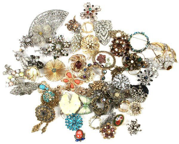 LARGE RHINESTONE COSTUME JEWELRY LOT: Large lot of rhinestone and costume jewelry. Makers include NE, Trifari, and Kramer of New York. Consists of brooches, pins, and earrings. Weight: 774 grams. Condition: Overall in very good condition