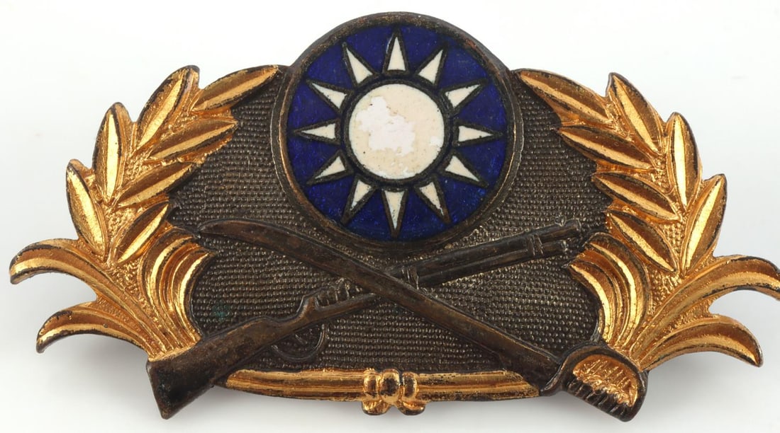 WWII TAIWAN REPUBLIC CHINA NUMBERED INFANTRY BADGE: Numbered reverse 13167, measures 46 mm, very good original condition.
