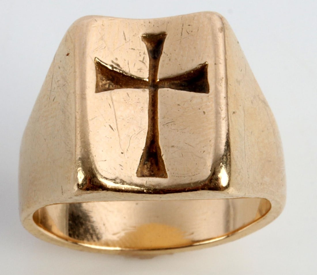 JAMES AVERY 14K YELLOW GOLD CROSS SIGNET RING: Stamped "14K" with James Avery logo. In very good condition. Size 7.5. Total weight 14.4 grams. This lot has a reserve.