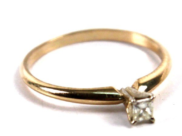 LADIES 14K YELLOW GOLD AND DIAMOND SOLITAIRE RING: Ladies 14K yellow gold and diamond solitaire ring. Features a princess cut diamond in a four prong setting totaling approx. 0.12 to 0.16 cts. Size: 8 Weight: 1.8 g Condition: Overall in very good cond