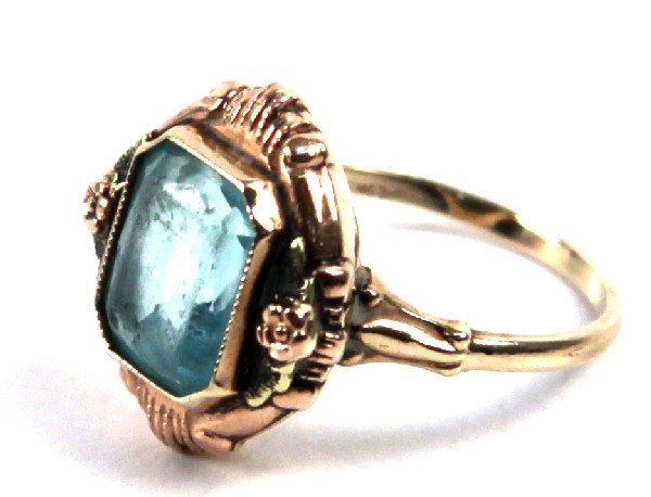 LADIES 10K GOLD BLUE TOPAZ ESTATE RING: Antique blue topaz 10K rose gold ring. Bezel set blue topaz measures 9.2 by 8.7 by 5.8 millimeters. Size: 6.75 Weight: 2.5 g Condition: Stone needs to be buffed. Overall in very good condition.