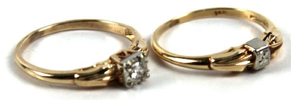 LADIES 14K YELLOW GOLD DIAMOND WEDDING SET: Ladies 14K yellow gold and diamond antique style estate wedding set. Engagement ring features 0.10 cts. diamond bezel set in white gold. Both rings feature filigree. Size: 5.75 Weight: 2.7 g Condition