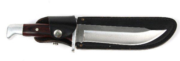 VINTAGE BUCK 124 BOWIE HUNTING KNIFE WITH SCABBARD: Vintage Buck 124 hunting Bowie style knife. Blade is very good, with some mild wear to pommel. Original leather scabbard is very good. Overall very good condition.