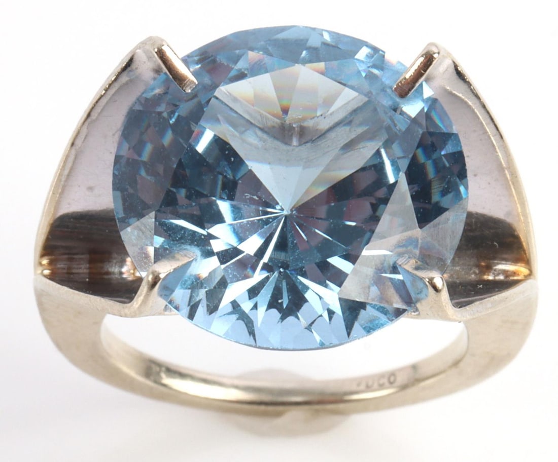 10KT WHITE GOLD 9CT AQUA BLUE SPINEL GEMSTONE RING: 10kt white gold, partial mark, acid tested. Aqua Blue Spinel center stone measures approx 14.2 mm diameter with a 7mm depth (9 carat). Total weight 6.2 grams, size 5 3/4. This lot has a reserve.