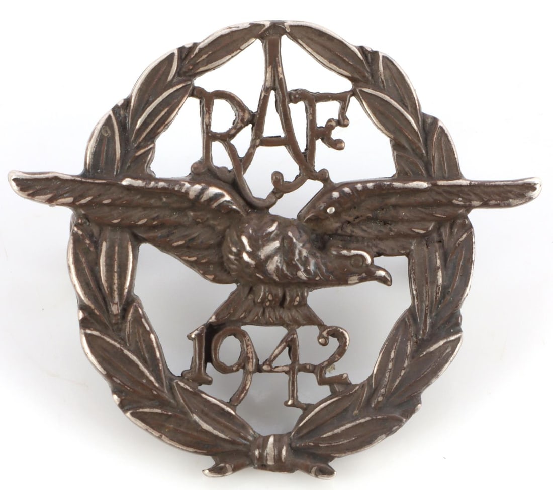 WWII BRITISH ROYAL AIR FORCE 1942 BADGE: WWII British Royal Air Force 1942 badge. The badge was awarded to United States citizen who joined the RAF prior to US involvement in WWII. Obverse features an eagle to center with "RAF" above and "19