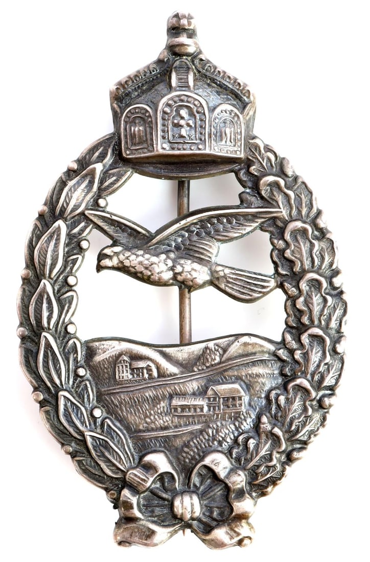 WWI IMPERIAL PRUSSIAN PILOT COMMEMORATIVE BADGE: WWI German Empire Prussian commemorative pilot badge in good condition. Unknown maker mark on reverse. Measures 2 13/16 X 1 3/4 inches wide. Reverse side features vertical pin back