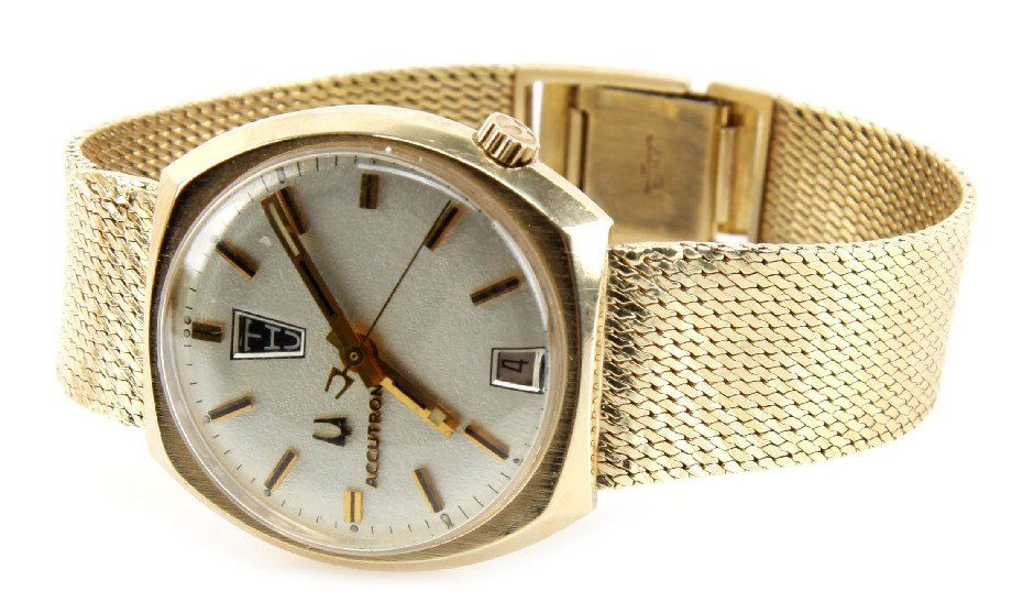 ACCUTRON MENS 14K YELLOW GOLD WRIST WATCH: Vintage Bulova Accutron wrist watch with gold mesh band. Features date funtion and second hand. Serial number 983256 Size: 8.5 inches Weight: 70.1 grams with movement Condition: Some minor damage to b