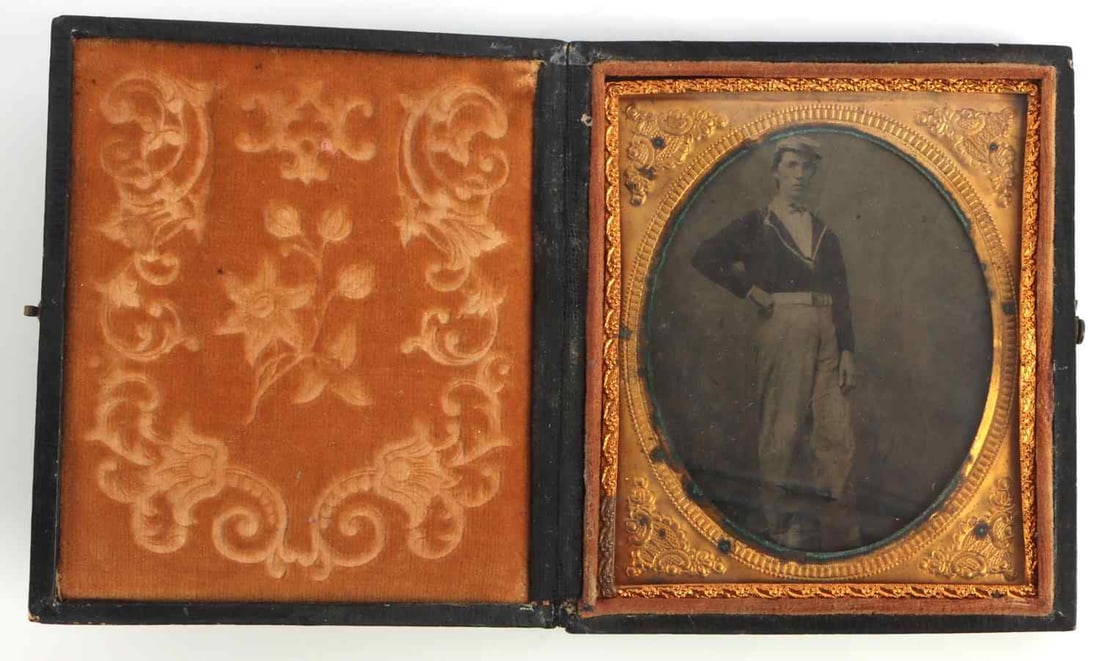 CONFEDERATE ZOUAVE TINTYPE PHOTOGRAPH UNION CASE: Sixth plate tintype in very good original condition. There is an insignia on belt plate, but it is not discernable. It has been inspected. Blank reverse.