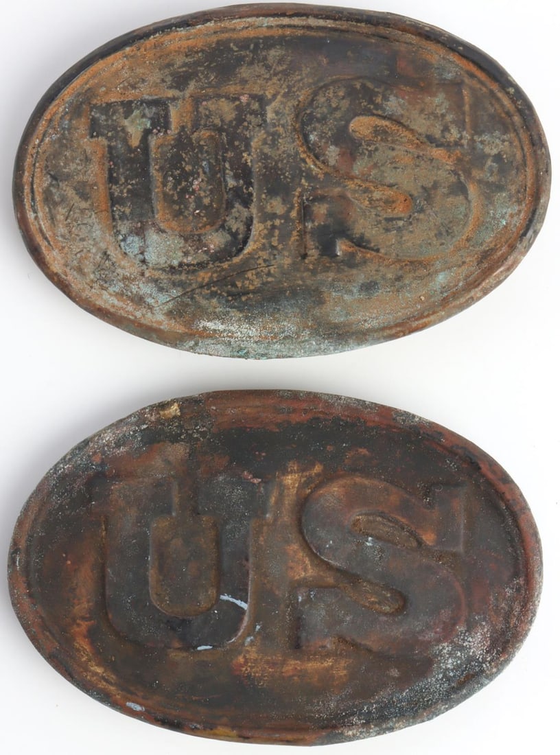 2 US CIVIL WAR UNION OVAL CARTRIDGE BELT PLATE LOT: 2 United States Civil War Union oval cartridge belt plates. Brass non-magnetic oval with "US" to front with one with puppy paw and the other with arrow hooks. Both in very good excavated condition and