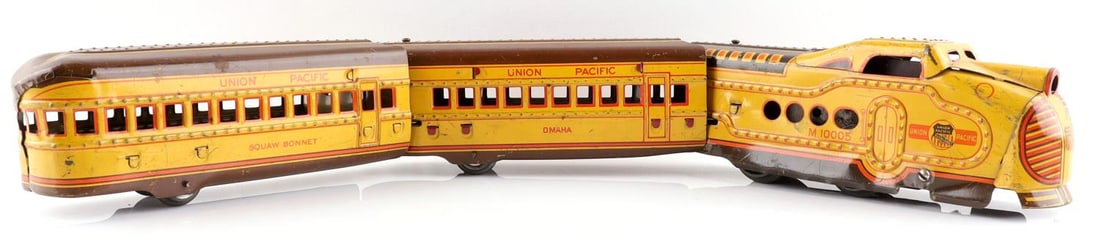 MARX "O" GUAGE STREAMLINE UNION PACIFIC TRAIN SET: Marx "O" gauge electric powered Streamline Union Pacific M10005 train set. One locomotive and 2 passenger cars. The 2 cars have 2 tires and the locomotive electric motor and gears move freely and are