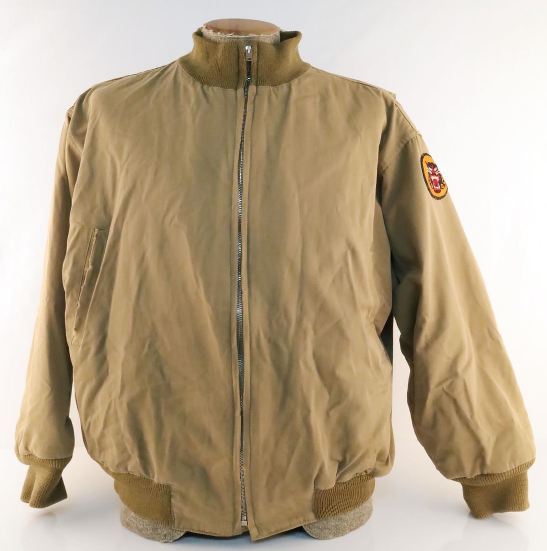WWII US ARMY TANKER JACKET W TANK DESTROYER PATCH: WWII US Army Tanker Jacket that includes a US military Tank Destroyer patch on the left shoulder. Jacket size is approx. a medium. Jacket is in good condition.