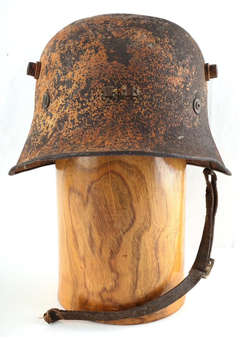 WWI IMPERIAL GERMAN M16 STAHLHELM COMBAT HELMET: WWI Imperial German M16 Stahlhelm Combat helmet. Features full interior liner, six fingers. Helmet has no visible markings. Exterior and interior have major age and handling wear. Good condition.