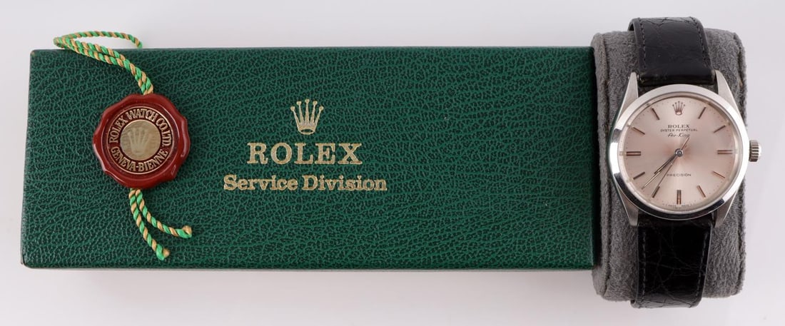 ROLEX AIR-KING REF 5500 STAINLESS 34 MM MENS WATCH: In very good condition with Rolex brand leather bracelet. Serial number between lugs at 6 o'clock reads 4118693. No damage to crystal, bezel or case. This lot has a reserve.