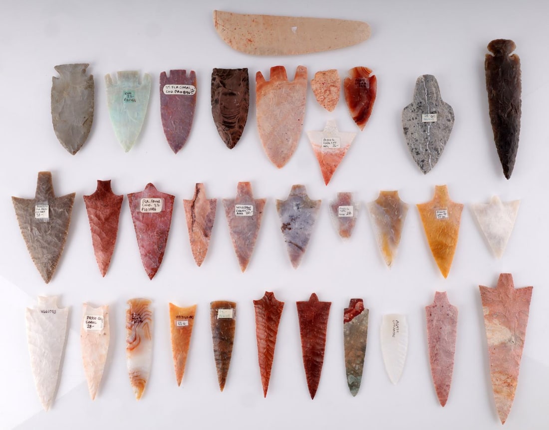 32 CLAUDE VAN ORDER FLORIDA CORAL ARROWHEAD LOT: Well known flint knapper from Florida, 2 to 5 inches Known copies of Florida Arrowheads made from coral and other known chert many identified, works of art, ex dealer stock many are priced. This lot h