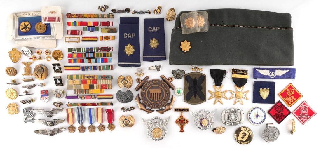 LARGE LOT OF US ARMY AIR FORCE & COAST GUARD MEDAL: Large lot of various United States Military medals from the United States Army, Air Force, and the Coast Guard. Medals include Coast Guard Auxiliary, WW2 to Post War ribbon bars, sterling silver pilot