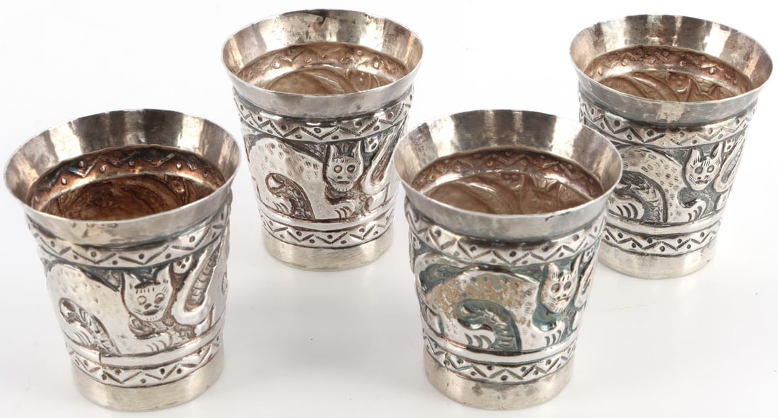 EL GATO MEXICAN SILVER TEQUILA SHOT GLASS SET OF 4: Stamped Hecho de Mexico shot glasses with raised figural cats and geometric accents. Height 2 1/4 inches each. Total weight 189 grams This lot has a reserve.
