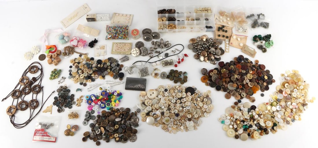 100'S TO 1000'S ANTIQUE BUTTON LOT BONE BAKELIGHT: Every button you can imagine , bone, Bakelite huge variety. sold as is.