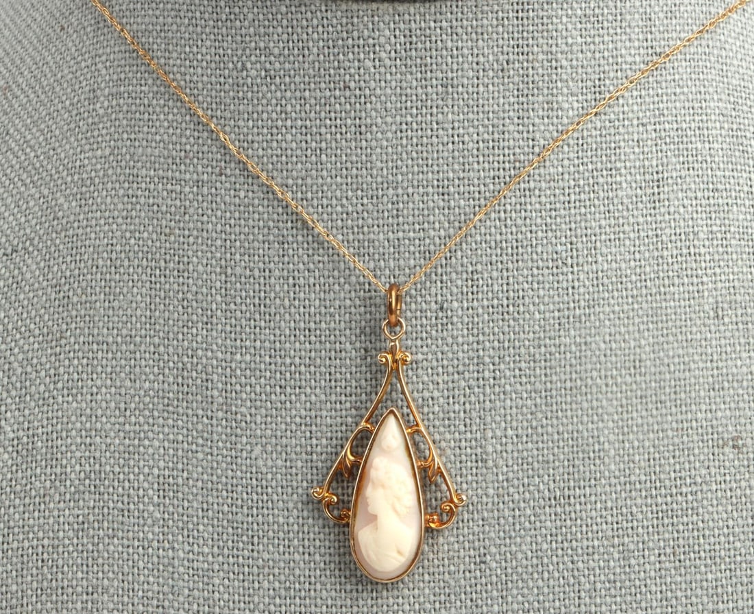 10 KT GOLD NECKLACE W ANTIQUE CAMEO PENDANT: 10kt yellow gold chain measures 19 1/2 inches with a width of 0.3mm. Cameo teardrop pendant measures 1 1/2 inches in length. Total weight 2.3 grams This lot has a reserve.
