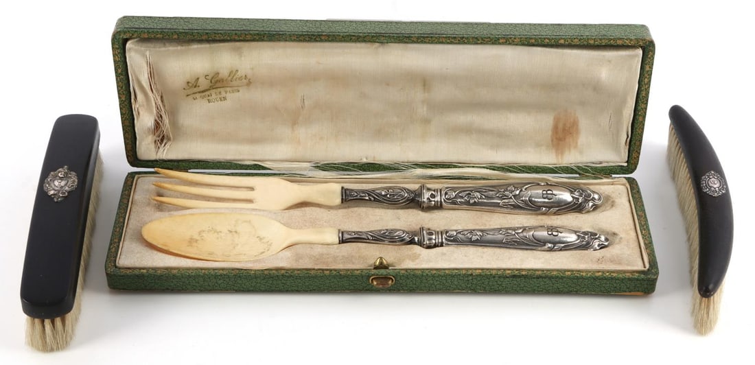 2 GORING BRUSHES AND EVA BRAUN SERVING SET LOT: 2 clothing brushes that have Hermann Goring family crest on them. Serving set (spoon and fork) horn & silver and cased . Both pieces have EB on the handle. All in very good condition. Brush dimension: