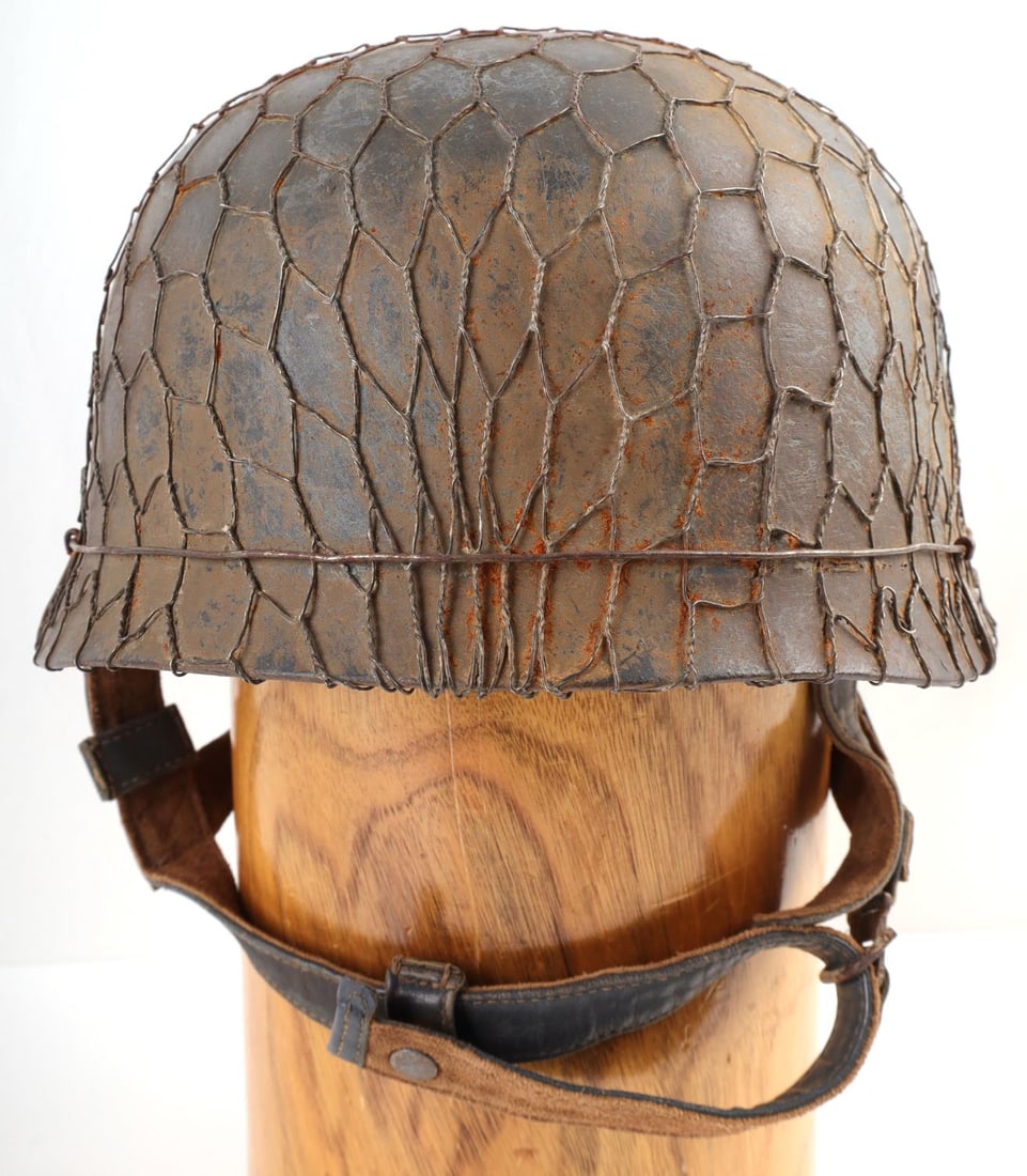 WWII GERMAN THIRD REICH FALLSCHIRMJAGER CAMO M38: WWII German Fallschirmjager Camo chicken wire helmet. Paratroopers M38 helmet. Inside liner stamped Kopfeite Gr. 60Stahlhaube Nr. 71, RB-Nr o/0250/0201. Helmet, liner and chin strap all in very good c