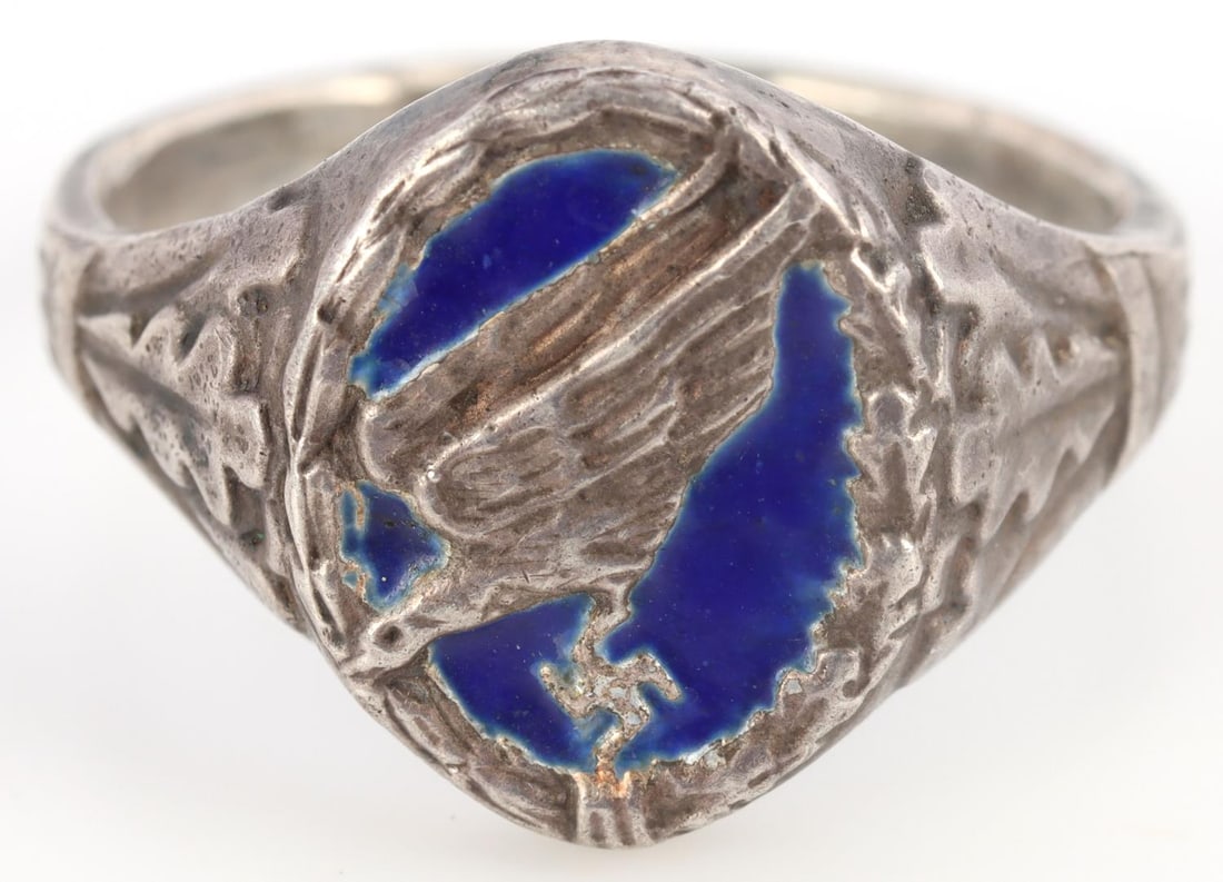 WWII GERMANG LUFTWAFFE PARATROOPER RING: Fallschirmjager badge ring with no maker's marks. Size 10. Very good condition. This lot has a reserve.