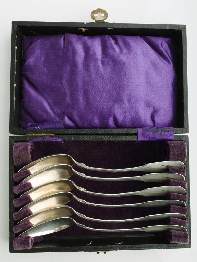WWII GERMAN THIRD REICH SS 800 SILVER SPOON LOT 6: WWII German Waffen SS spoon set of 6 and case. SS stamped on the front and 800 is stamped on the reverse. Spoons and case are in very good condition. Unauthenticated and sold as is.