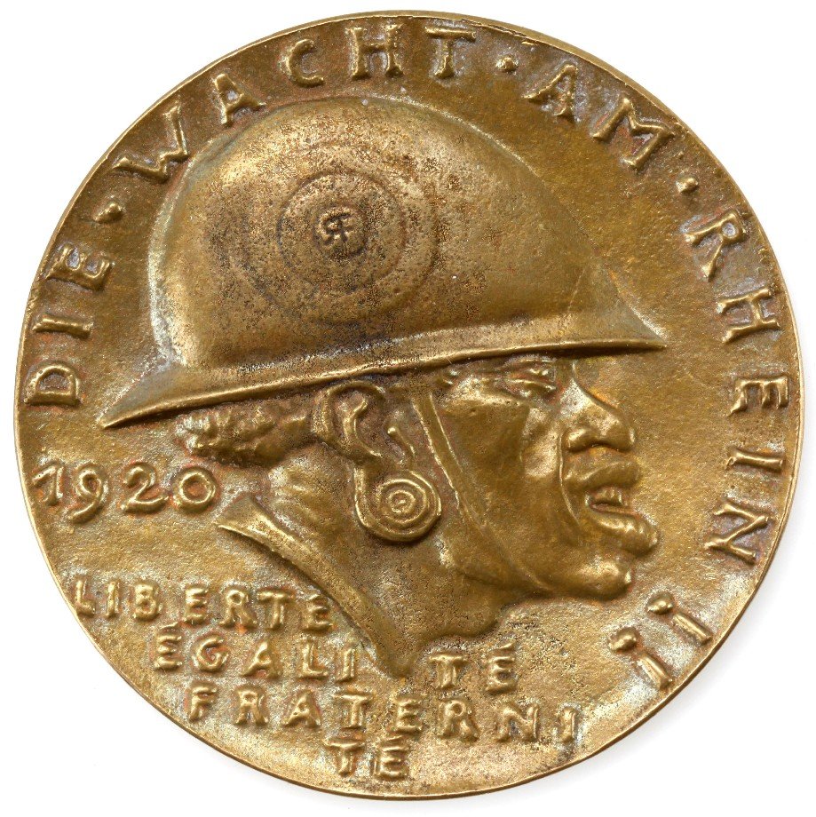 WWII GERMAN BRONZE GOETZ SCHWARZE SCHANDE MEDAL: Silver 1921 Anti-French propaganda table medal. Obverse bears an uncomplimentary profile of a helmeted French colonial soldier, with the slogan "DIE WACHT AM RHEIN" [The Watch/Guard on the Rhine]. Rev
