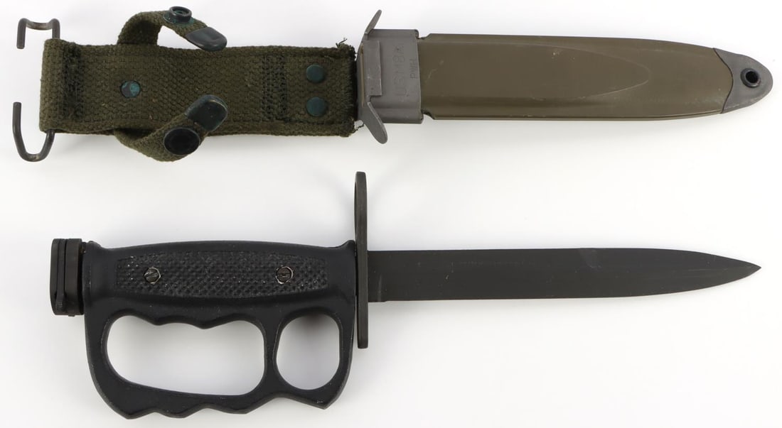 VINTAGE KNUCKLE DUSTER FIGHTING KNIFE: Fighting knife in USM8A1. They measure 12 1/2 inches. Very good condition.