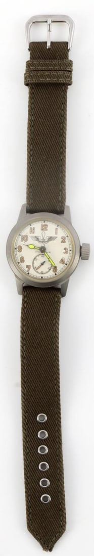 WWII BULOVA US ARMY AIR FORCE PILOT WATCH: 15 Jewel manual movement watch. It measures 35mm with crown. 9 inches altogether. Fully functional.
