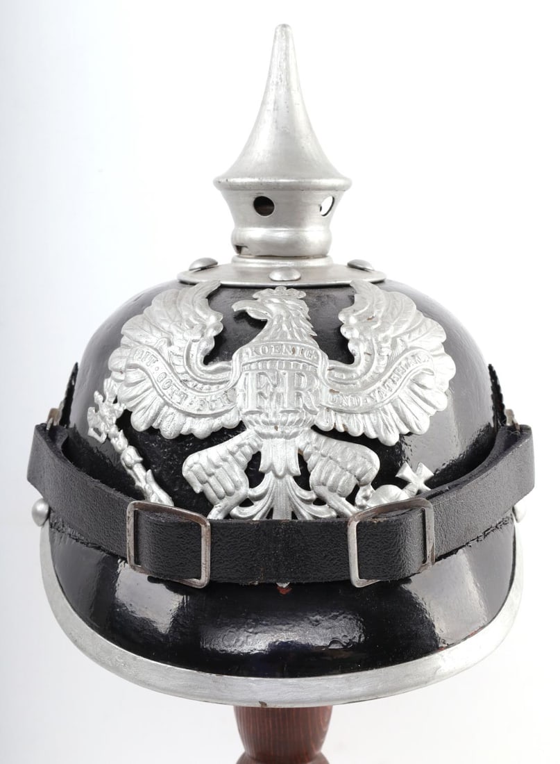 WWI GERMAN PRUSSIAN 1915 PICKELHAUBE SPIKED HELMET: German WWI Spiked helmet. German Model 1915 Pickelhaube spiked helmet in black leather with original cockades and Prussian eagle plate and removable spike. Overall in very good condition. Unauthentica
