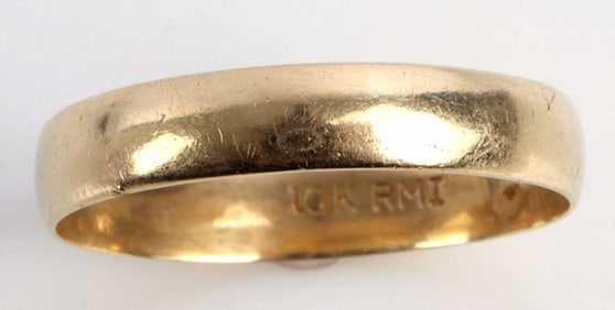 10KT YELLOW GOLD RING 2.2 GRAMS SIZE 11