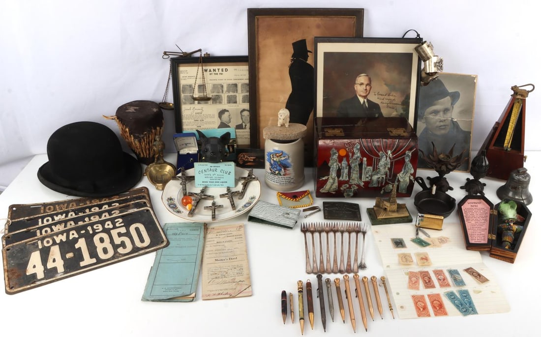 GENERAL ANTIQUES AND VINTAGE FURNISHINGS: Lot includes vintage jewelry box, bowler hat license plates, ephemera and desktop decor. 0