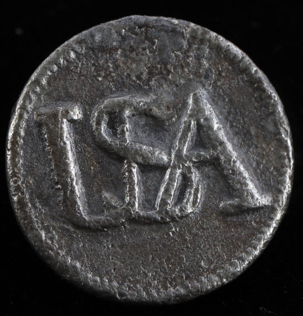 REVOLUTIONARY WAR BUTTON USA 1 PC REEDED BORDER: Albert's 2 AV, silvered pewter, VF condition, one piece, reeded border , 18mm, Button of the Continental army. From the lifetime collection of Dr. Lou Hill, Tallahassee, Fl. This lot has a reserve.