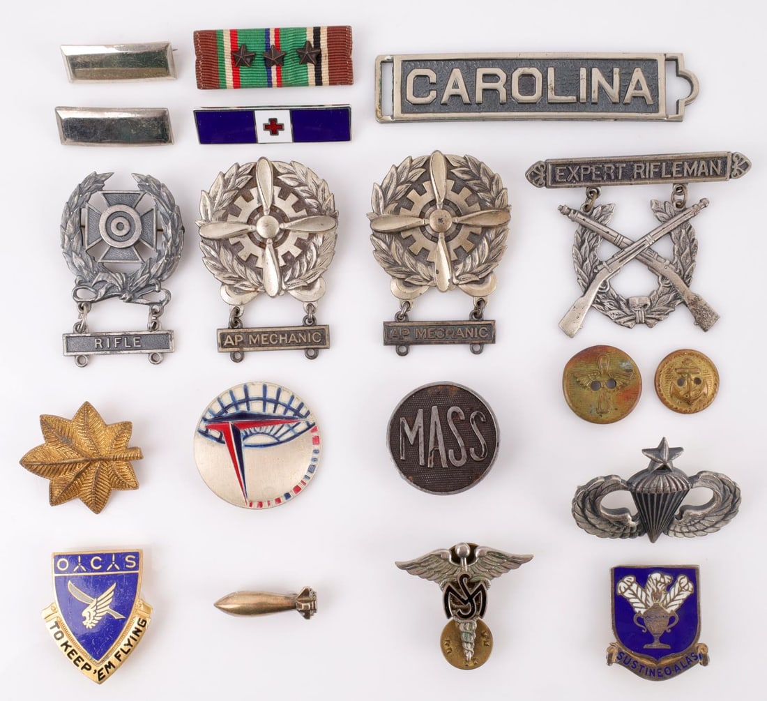 WWI WWII US ARMED FORCES BADGE INSIGNIA & DUI LOT: Lot of nineteen (19) WWI, WWII and post-war US Armed Forces badges and insignia. Includes pin-back sterling silver qualification badges Expert Rifleman (stamped Gemsco), Rifle and 2 AP Mechanic. Group