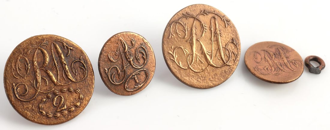 4 REGIMENT OF ARTILLERISTS 1811 BUTTON LOT: Believed non-dug, one of the cuff buttons AY 32 is missing shank, all others complete. Albert's AY category, 15 to 20 mm. Provenance: From the lifetime collection of Dr. Lou Hill, Tallahassee, Fl. Thi