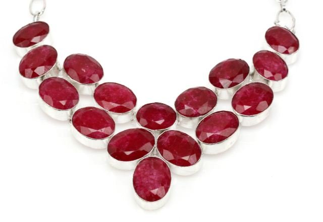 RED RUBY & STERLING SILVER NECKLACE: Red ruby necklace mounted in sterling silver. Size: 19.5 inches Weight: 567 ctw, 113.4 g Condition: Overall in very good condition.