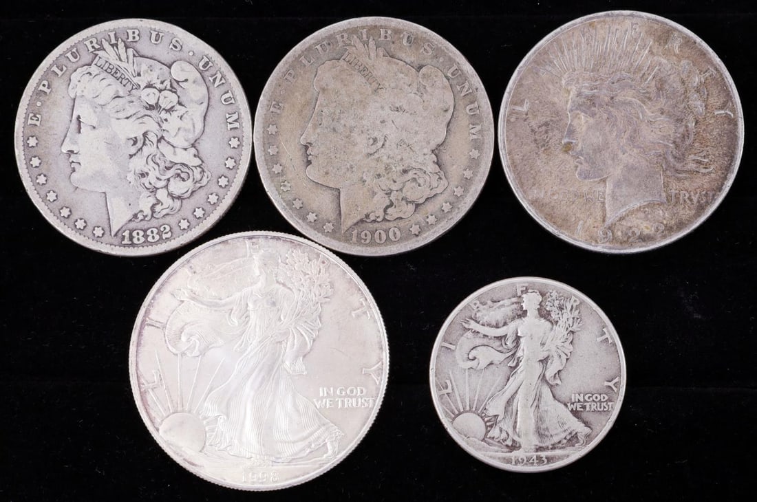 US SILVER COIN LOT OF 5 EAGLE MORGAN PEACE DOLLAR: Group of 5 silver US coins. Ungraded, conditions listed are approximate. Includes Morgan Dollar 1882 F-VG, Morgan Dollar 1900-O G-AG, Peace Dollar 1922 VF-F, Walking Liberty Half Dollar 1943 VF-F and 