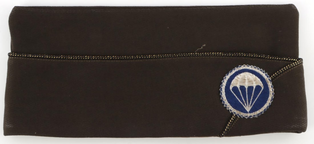 WWII US ARMY AIR FORCE AIRBORNE OVERSEAS SIDE CAP: WWII United States Army Airforce Lieutenant's overseas side cap. Features a Paratrooper's Infantry Cap patch and a Lieutenant's Rank badge. Interior features a leather sweatband that is marked, "P6255