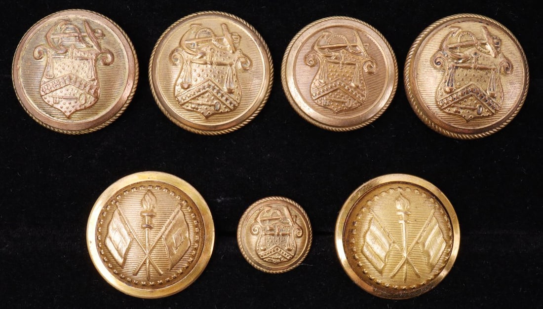 7 REVENUE CUTTER SERVICE & SIGNAL CORP BUTTON LOT: All are two-piece. The Revenue Cutter button are 4 coat 23 mm and 1 Cuff 14 mm, Albert's FD 4, Makers are Evans, Robinson, and Scovills. The Signal Corps are 2 piece, Pettibone and Allen Makers, 23 mm