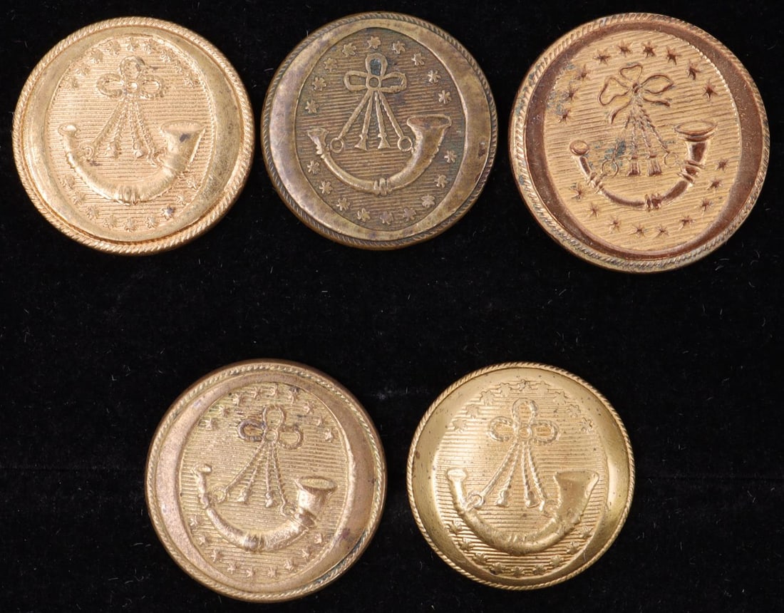 5 PRE CIVIL WAR RIFLE MAN BUTTON LOT: All Albert's RF 28 with Convex RF28 B, all are non dug, Very Fine to extremely fine condition, all coat 20 to 22 mm. Provenance : from the lifetime collection of Lou Hill This lot has a reserve.