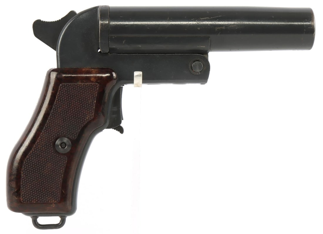 CZECH 44 'SHE 82' FLARE SIGNAL GUN 26.5MM GA: Mechanically good, functions without issue. Exterior in fine condition. Some scratches to grip and barrel. Serial no. 39588. Barrel 5-7/8 inches. 26.5mm gauge.